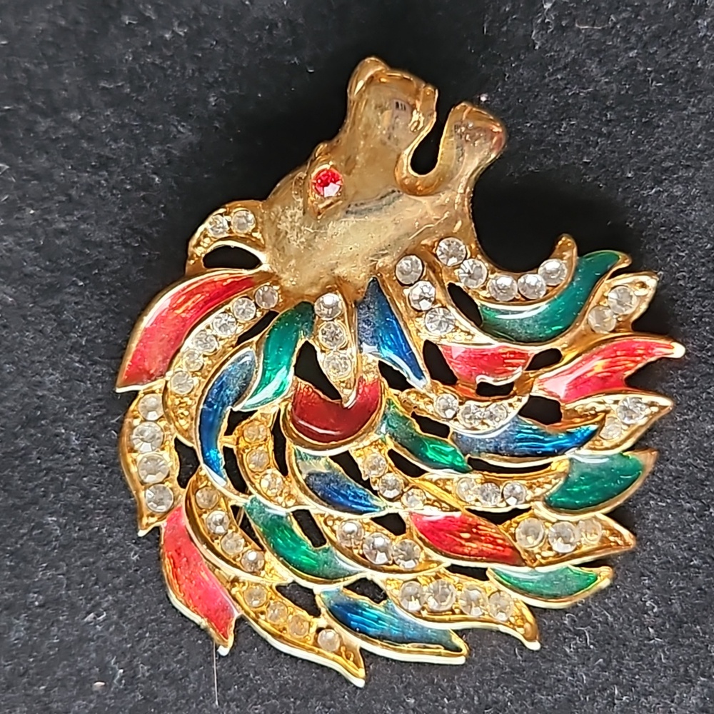 Gold lion head pin encrusted with faux diamonds